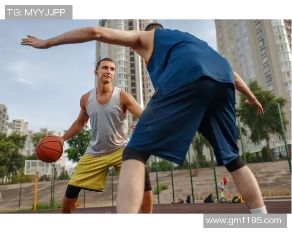 篮球在场地面积和运动热度上超越足球的多重因素分析